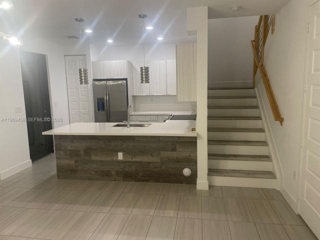 Дом в аренду по адресу 10445 NW 81st Ter 10045 - фото 7486405