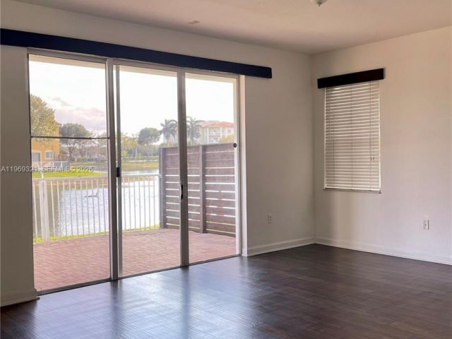 Дом в аренду по адресу 10844 NW 84th St - фото 7486306