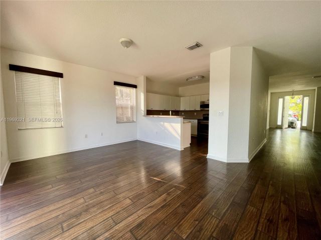 Дом в аренду по адресу 10844 NW 84th St - фото 7486307