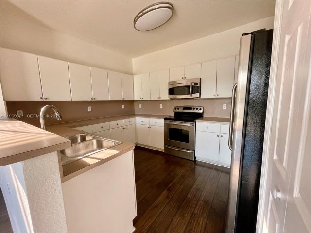 Дом в аренду по адресу 10844 NW 84th St - фото 7486308