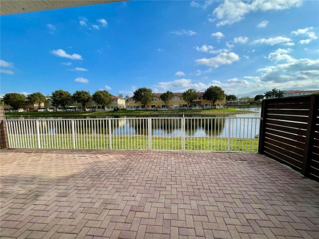 Дом в аренду по адресу 10844 NW 84th St - фото 7486310