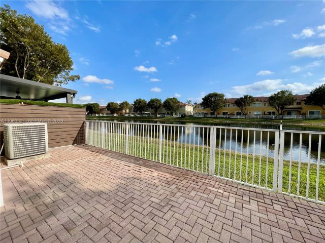 Дом в аренду по адресу 10844 NW 84th St - фото 7486312