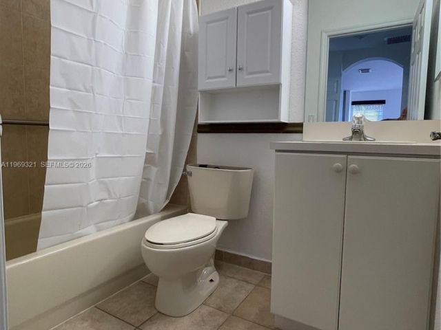 Дом в аренду по адресу 10844 NW 84th St - фото 7486314