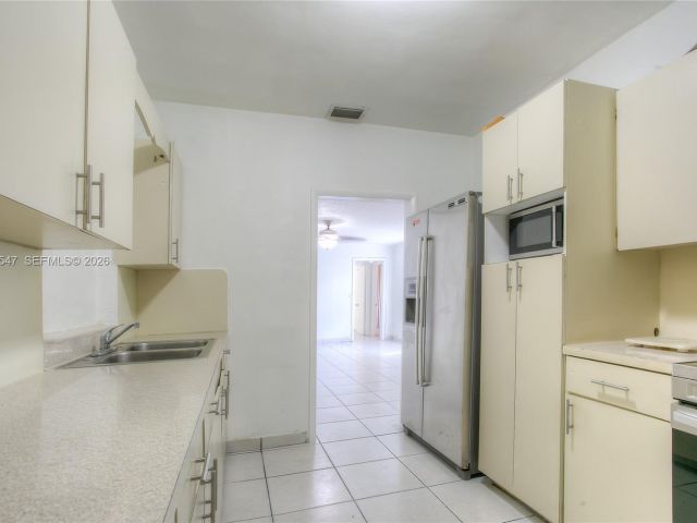 Дом в аренду по адресу 3001 NW 102nd St - фото 7466081