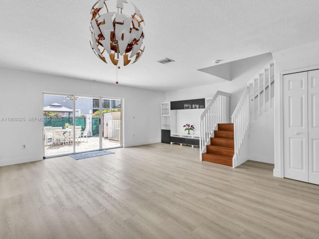 Дом в аренду по адресу 11512 NW 48th Ter # - фото 7484518