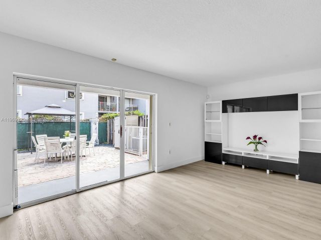 Дом в аренду по адресу 11512 NW 48th Ter # - фото 7484522