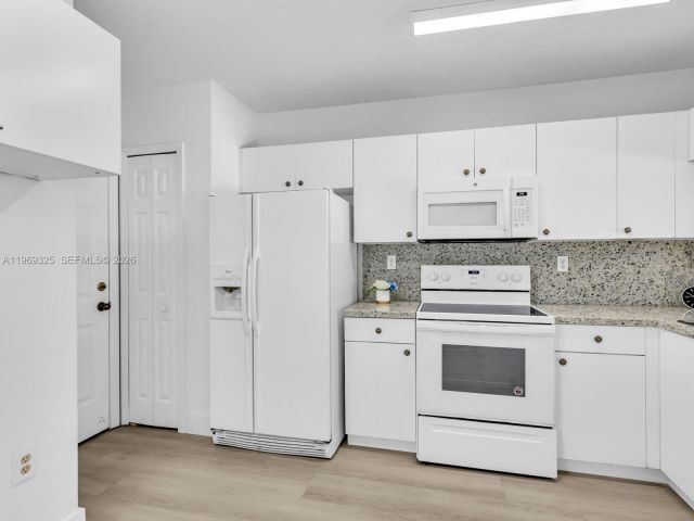 Дом в аренду по адресу 11512 NW 48th Ter # - фото 7484527