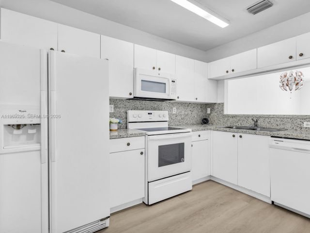 Дом в аренду по адресу 11512 NW 48th Ter # - фото 7484528