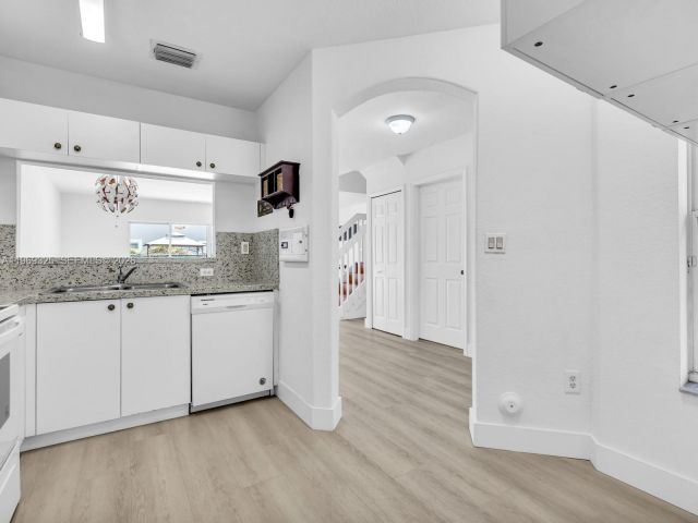 Дом в аренду по адресу 11512 NW 48th Ter # - фото 7484529