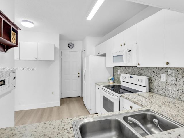 Дом в аренду по адресу 11512 NW 48th Ter # - фото 7484530