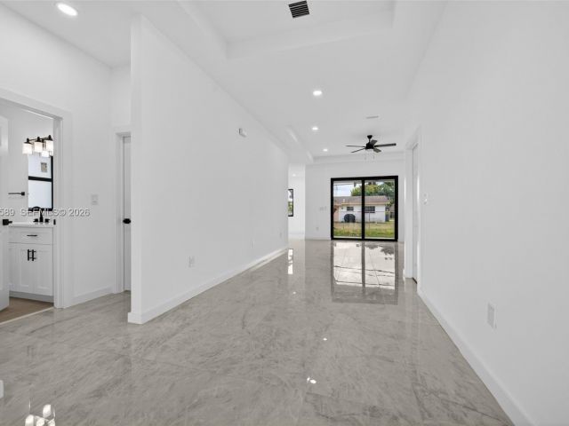 Продажа дома по адресу 3050 NW 24th St - фото 7482471