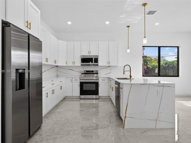 Продажа дома по адресу 3050 NW 24th St - фото 7482478