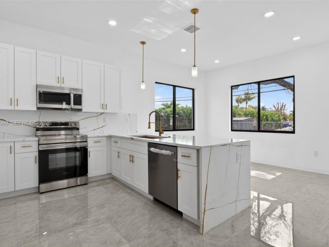 Продажа дома по адресу 3050 NW 24th St - фото 7482479