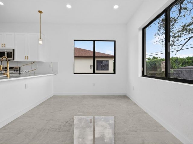 Продажа дома по адресу 3050 NW 24th St - фото 7482480