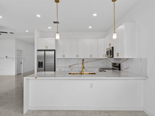 Продажа дома по адресу 3050 NW 24th St - фото 7482481