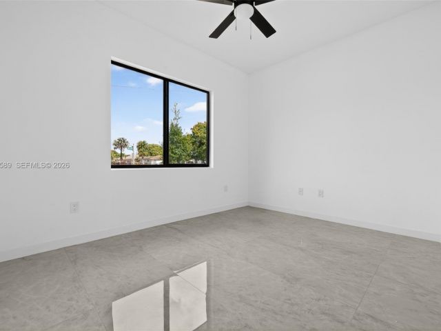 Продажа дома по адресу 3050 NW 24th St - фото 7482482