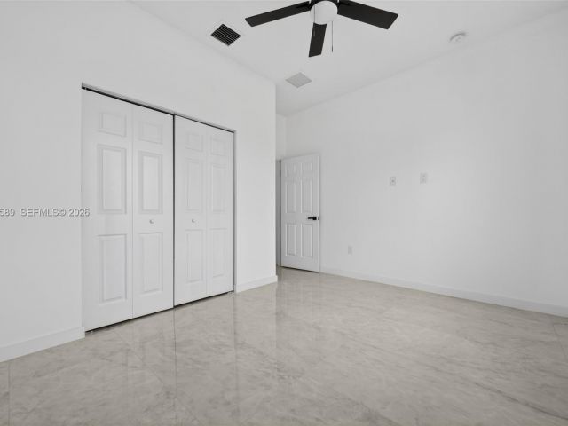 Продажа дома по адресу 3050 NW 24th St - фото 7482483