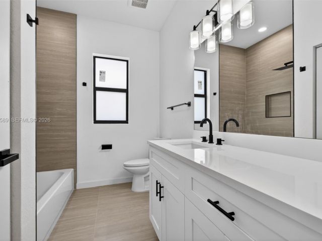 Продажа дома по адресу 3050 NW 24th St - фото 7482484