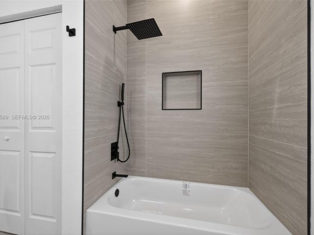 Продажа дома по адресу 3050 NW 24th St - фото 7482485