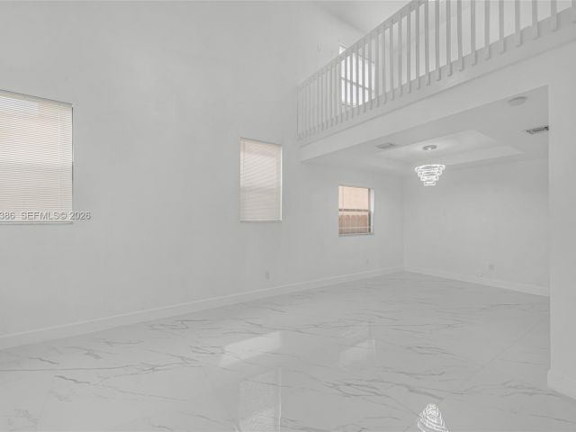 Продажа дома по адресу 642 SE 37th PL - фото 7493150