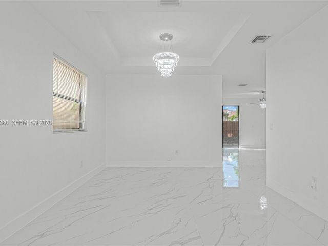 Продажа дома по адресу 642 SE 37th PL - фото 7493152