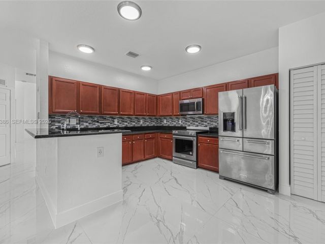 Продажа дома по адресу 642 SE 37th PL - фото 7493154