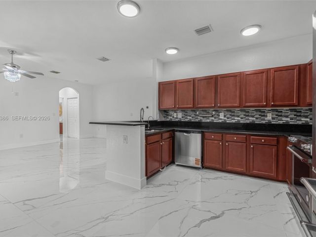 Продажа дома по адресу 642 SE 37th PL - фото 7493155