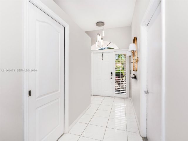 Продажа дома по адресу 835 NE 17th Way - фото 7482532