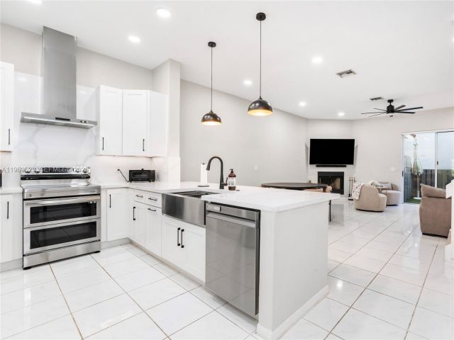 Продажа дома по адресу 835 NE 17th Way - фото 7482536