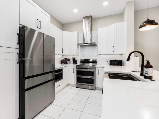 Продажа дома по адресу 835 NE 17th Way - фото 7482538