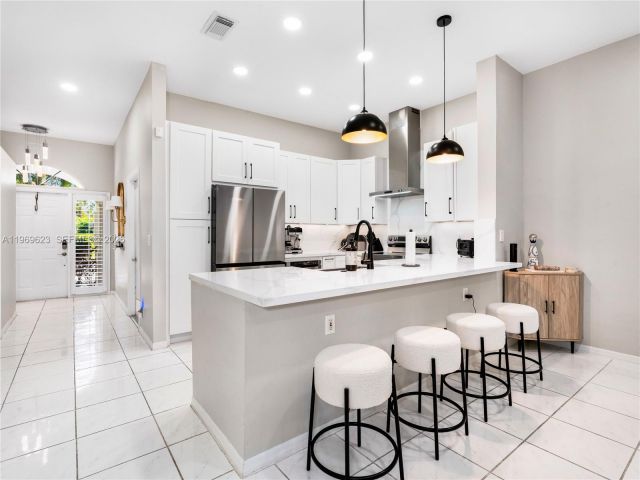 Продажа дома по адресу 835 NE 17th Way - фото 7482540