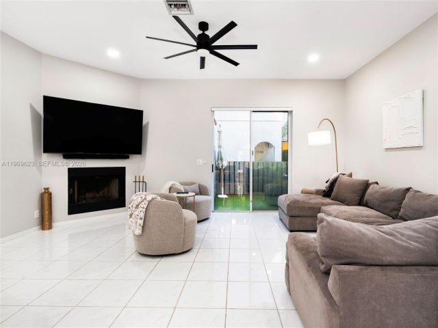 Продажа дома по адресу 835 NE 17th Way - фото 7482546