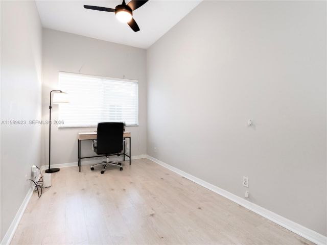 Продажа дома по адресу 835 NE 17th Way - фото 7482552