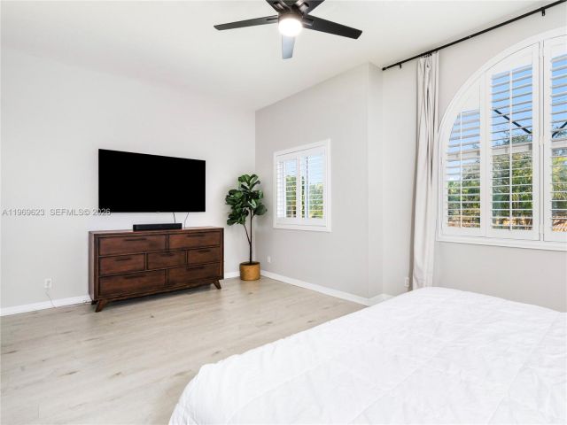 Продажа дома по адресу 835 NE 17th Way - фото 7482556