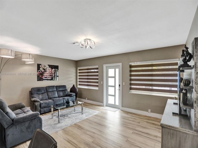 Дом в аренду по адресу 491 SE 23rd Ave 1 - фото 7531091