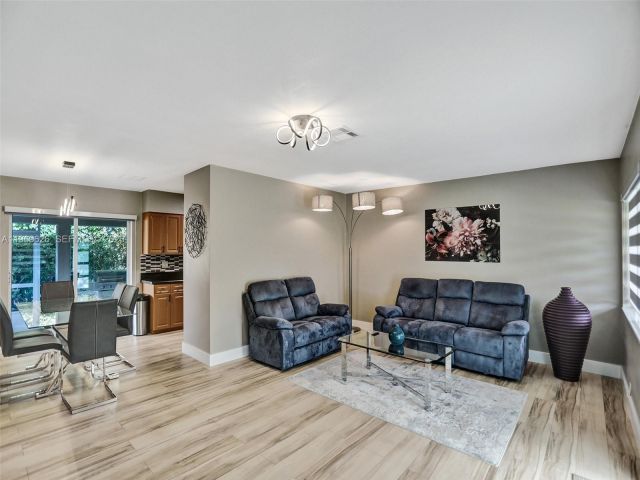 Дом в аренду по адресу 491 SE 23rd Ave 1 - фото 7531092