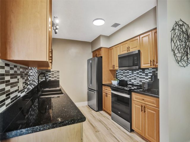 Дом в аренду по адресу 491 SE 23rd Ave 1 - фото 7531097