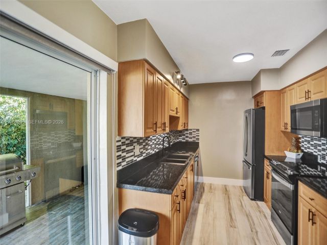 Дом в аренду по адресу 491 SE 23rd Ave 1 - фото 7531098