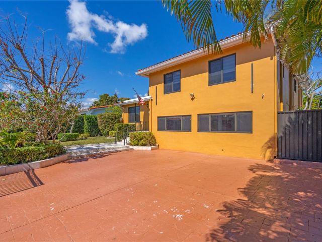 Продажа дома по адресу 7941 SW 18th Ter - фото 7509149