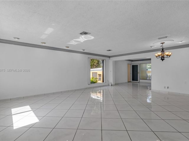 Продажа дома по адресу 7941 SW 18th Ter - фото 7509152