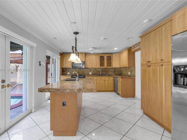 Продажа дома по адресу 7941 SW 18th Ter - фото 7509155