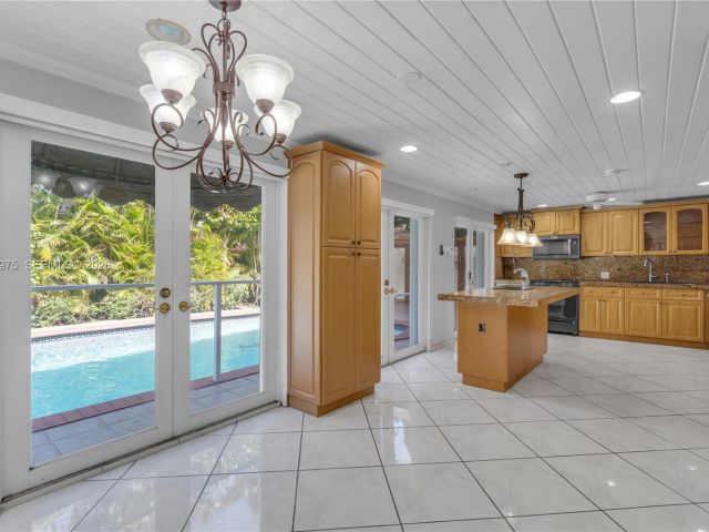 Продажа дома по адресу 7941 SW 18th Ter - фото 7509156