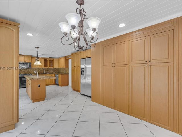 Продажа дома по адресу 7941 SW 18th Ter - фото 7509157