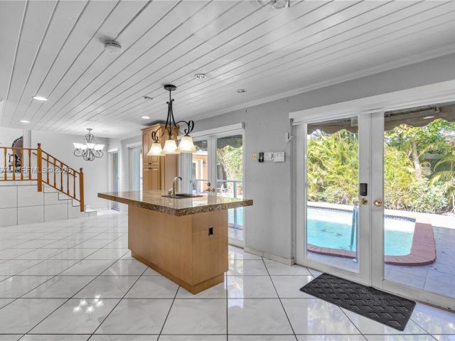 Продажа дома по адресу 7941 SW 18th Ter - фото 7509158