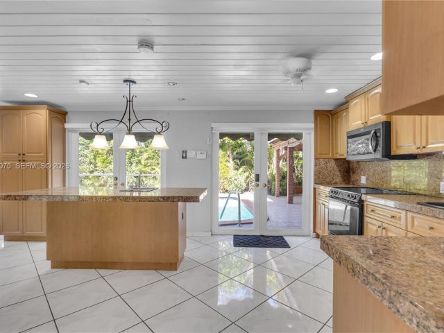 Продажа дома по адресу 7941 SW 18th Ter - фото 7509159