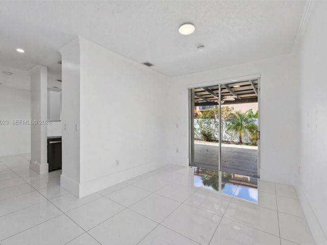 Дом в аренду по адресу 2302 NW 161st Ter - фото 7517340