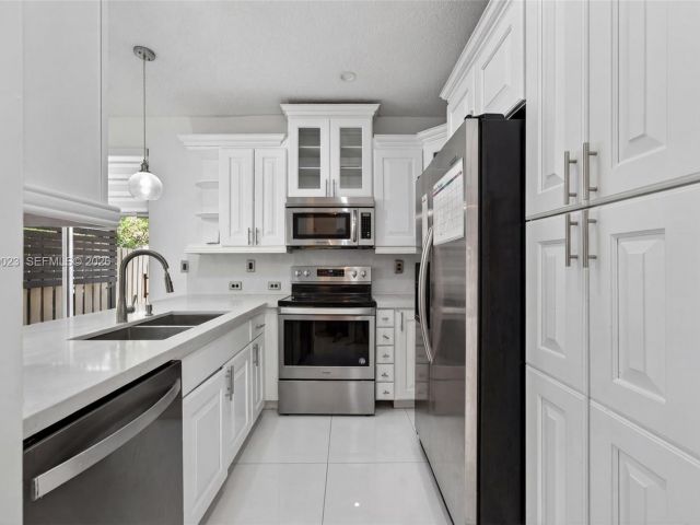 Дом в аренду по адресу 2302 NW 161st Ter - фото 7517342