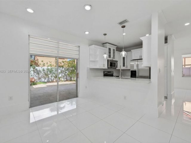 Дом в аренду по адресу 2302 NW 161st Ter - фото 7517344