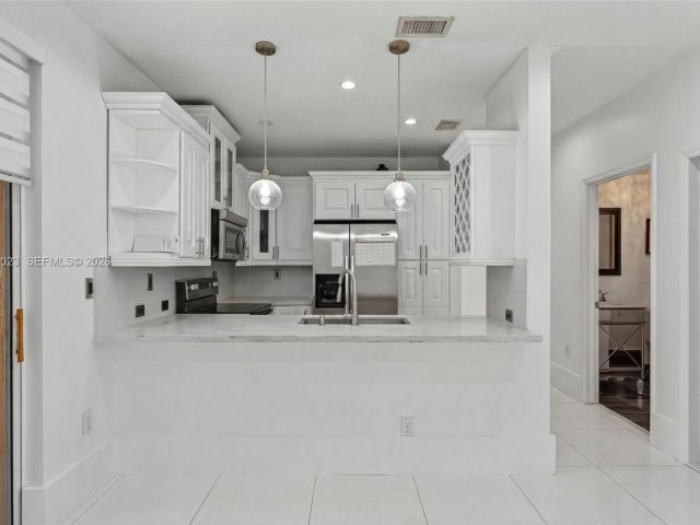 Дом в аренду по адресу 2302 NW 161st Ter - фото 7517345