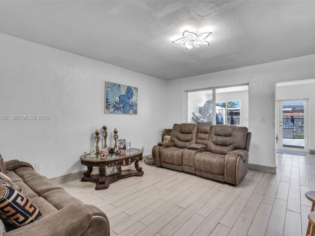 Продажа дома по адресу 3505 NW 83rd Ter - фото 7521197